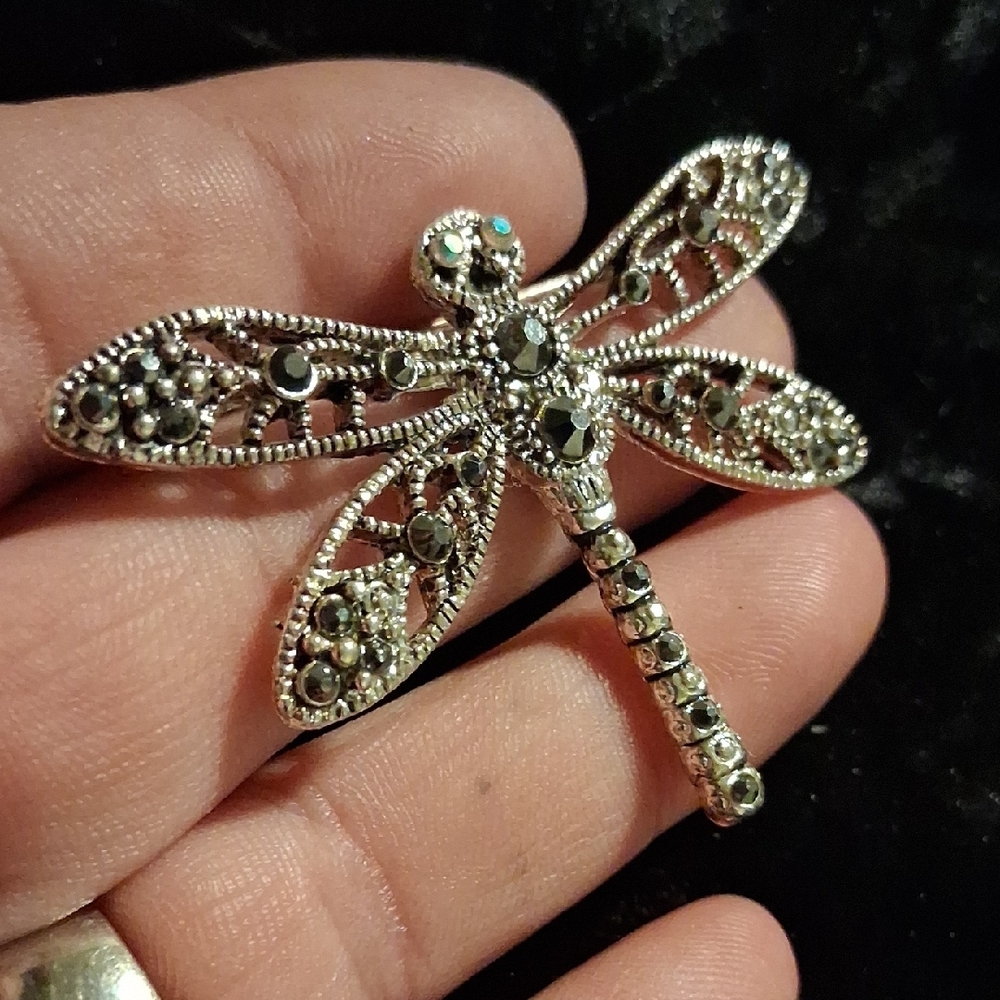 Elegant Silver Dragonfly Brooch - Picture 2 of 7